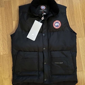 Canada Goose Väst  - Hej! Säljer nu min helt nya Canada Goose väst som var för stor på mig. Priset kan diskuteras vid snabb affär. Fraktar och möts upp i Helsingborg. Djur och rökfritt hem. 