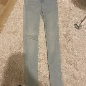 Jättesnygga jeans i modellen Snake från lager 157. Nästan aldrig använda och jag säljer då dom är för små. Jätteskönt material som inte sitter åt!!! 