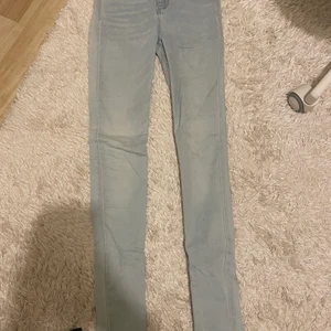 Jättesnygga ljusblå jeans! - Jättesnygga jeans i modellen Snake från lager 157. Nästan aldrig använda och jag säljer då dom är för små. Jätteskönt material som inte sitter åt!!! 