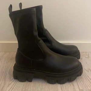 OANVÄNDA BOOTS - Jag säljer mina helt oanvända skor som är köpta för 650 ,- Jag har på riktigt hunnit testa dom en ända gång. Skriv gärna vad du tänker dig kunna ge för dom. Jag har vanligtvis storlek 36 i skor men har 35 i dessa. Så passar även dig som har 36 också.