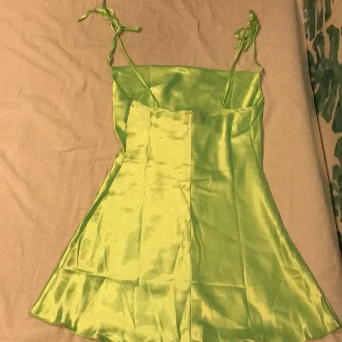 Neongrön satinklänning - 90