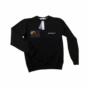 Off whithe SweatShirt storlek Xs/S - Detta är en sweatshirt av märket off Whithe i storlek Xs/S funkar båda för tjejer och killar , följ oss här på Plick och även sociala medier instagram @instabutik.se 