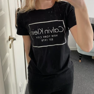 Calvin Klein T-shirt  - Svart T-shirt från Calvin Klein. Jätteskönt och stretchigt material som sitter så bra på. Så skön att ha under tex en stickad tröja! Köptes i New York för flera år sen men är knappt använd. 