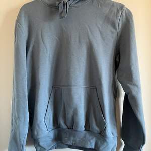 En blå hoodie från H&M nästan aldrig använd därav fint skick. Använder ej denna vilket gör att jag säljer den vidare. Säljer för 40 kr och frakt ingår i priset. 