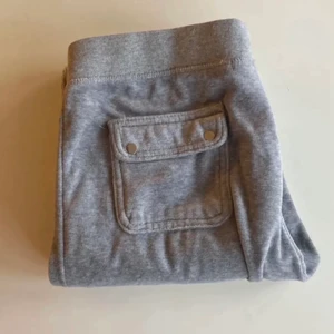 Juicy Couture byxor  - Sjukt fina juicy couture byxor i str. S, men passar xs riktigt bra oxå☺️ Är många intresserade blir det busgivning☺️ Kan även tänka mig att byta mot andra juicy byxor☺️