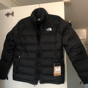 The North Face jacka - Säljer en helt ny oanvänd Northface jacka i storlek S. Säljer den pga fel storlek för mig, nypris 3000kr. Passar utmärkt nu till våren. 