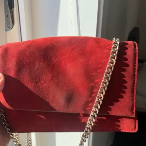 Röd väska från Zara med gulddetaljer. Fint skick!