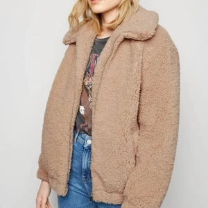 Teddyjacka  - Fin jacka i väldigt bra skick. Köpt i london för 600kr o i helt nyskick💞