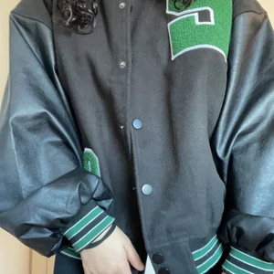ascool varsity jacka  - Så sjukt snygg varsity jacka som jag köpte i höstas. Använd några gånger men inga problem alls och helt i nyskick! köpte från boohoo för 700kr men säljer för 500 men kan gå ner i pris! passar mig som är en 34/36 jättebra
