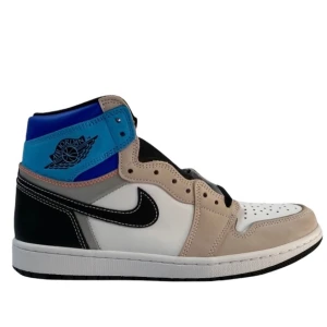 Air Jordan 1 High OG 'Protoype - Size “9 US“                                                                    Condition “DSWT”                                                                   Bid “2000SEK”                                                                               Bin “2300SEK”                                                                               For further questions please DM us