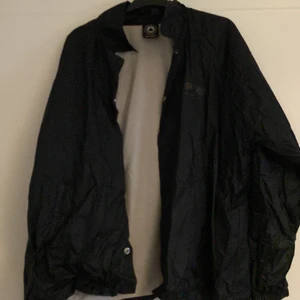 Trasher Coach jacka - Trasher jacka inköpt på junkyard, använd fåtal gånger och bara legat i garderoben, inga hål, märken eller andra defekter på jackan. storlek M