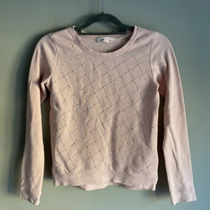 Tröja - Säljer denna rosa fina tröja, fint skick. Köpt på barn men passar en XS!