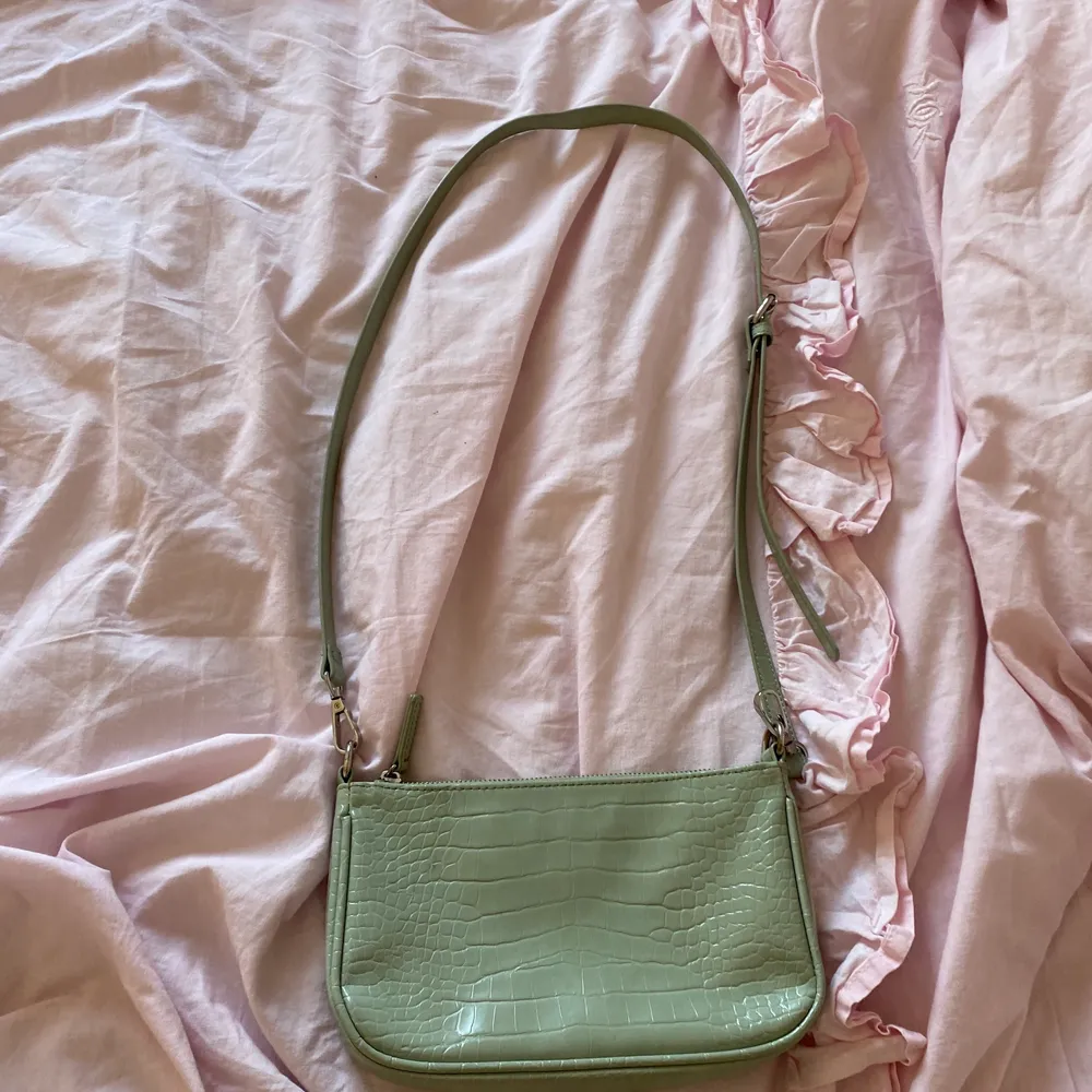 Mint grön söt & och trendig väska, har använt kanske fem gånger, den är slutsåld och og pris var 250 kr💕💕👜. Väskor.