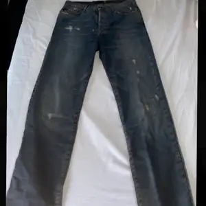 feta jeans från just cavalli, 07. straight/baggy och förra ägaren har klippt en slits nere vid foten för mer stacked look och så de blir lite vidare. köpt här på plick för nån månad sen. midjemått och innerbenslängd: 80cm ❣️