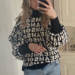 Ärvd HM trjöra ej använd. - Min syster köpte tröjan för något år sen men den kom aldrig till användning. Skulle säga den är ganska Stockholms stil.