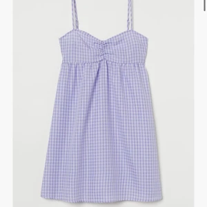 Rutig klänning HM - Inköpt förra sommaren, använd ett fåtal gånger så den är i väldigt bra skick. Perfekt till våren och sommaren. Skriv privat vid intresse eller om fler bilder önskas💗