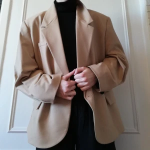 beige oversized kavaj - beige oversized dubbelknäppt kavaj från zara. endast använd en gång. det är bara att skriva för fler bilder💕