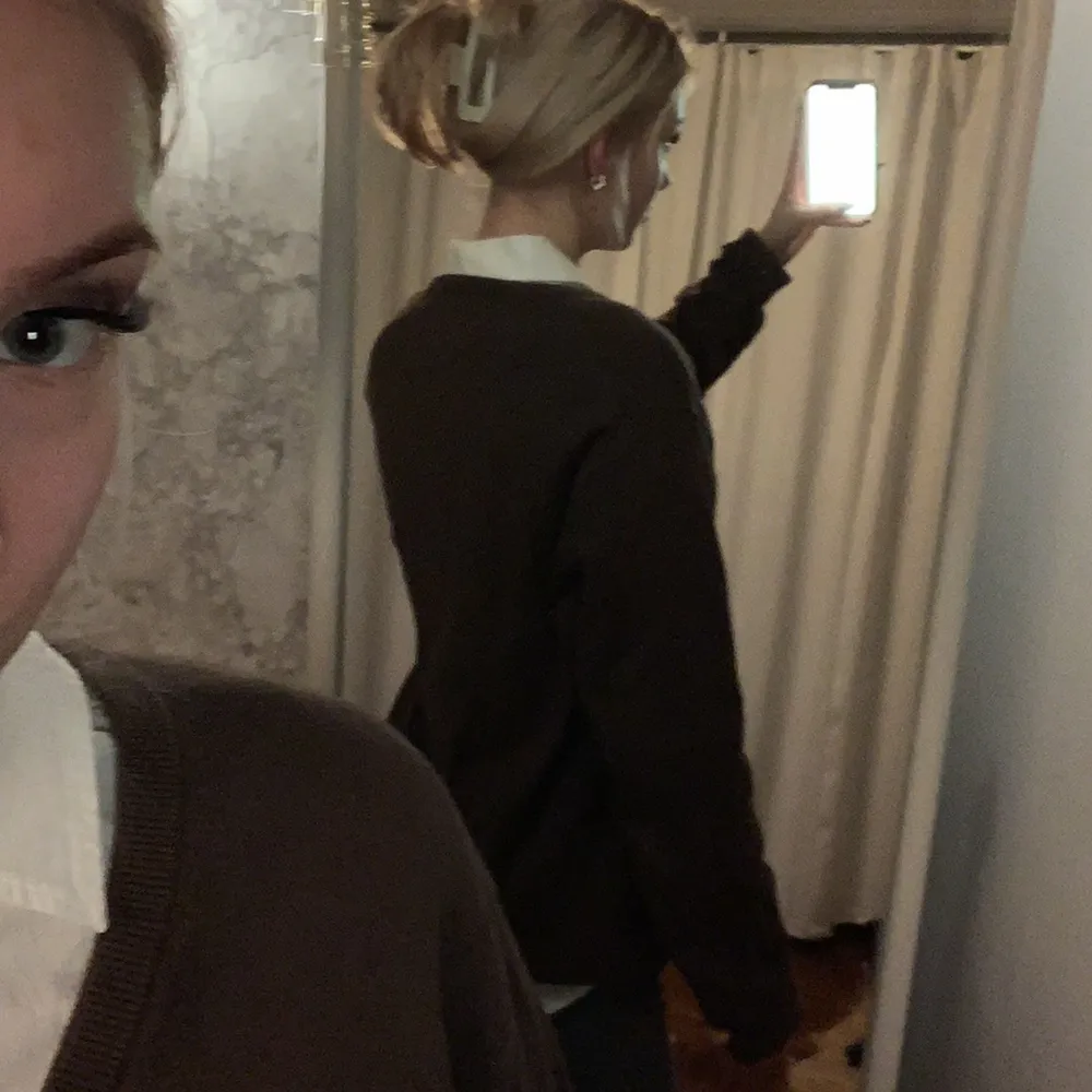 Hejsan! Säljer denna mörkbruna tröja från tommy hilfiger. Det är en väldigt mjuk cotton cashmere blend vilket innebär att den håller värme bra samtidigt som den andas. Säljes då den inte passar min stil längre. Köparen står för frakt!❤️. Neuletakit & Villapaidat.