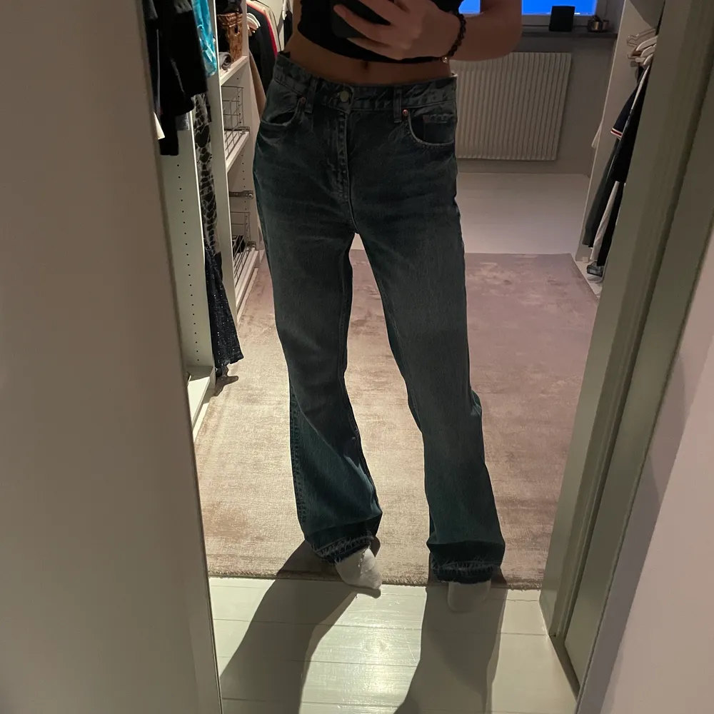 Snygga Zara jeans med slitna kanter, kommer tyvärr inte till användning. De är i storlek 36 och det är bara att skriva för mer bilder vid intresse eller frågor!💓. Jeans & Byxor.