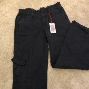 Urban Outfitters Cargo y2k S - Urban outfitters cargo i storlek S, ”charcoal”. Oanvända och ofta slutsålda, nypris 790kr (75 EUR)