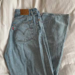 Ett par snygga Levis jeans i modellen ”ribcage straight”. Mycket fint skick!💗