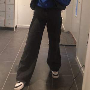 Snygga gråa jeans ifrån Gina tricot, snålt använda så bra skick