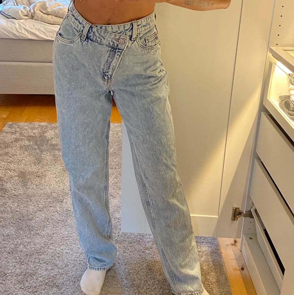 Säljer dessa skitcoola jeans från H&M i modellen ”90’s Straight Baggy Jeans”. Går ner till hälen på mig som är 1,62. Använda en gång så de är i väldigt fint skick💙 (Köparen står för frakten). Jeans & Byxor.