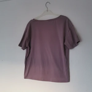 Top från Junkyard stl M - Mjuk och skön top från Junkyard med vid v-ringning 