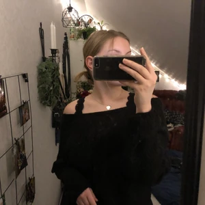 Svart off shoulder med en ”knut” i rygge - En jättefin svart off shoulder tröja ifrån shein som har en liten ”Knut” i ryggen💓💓