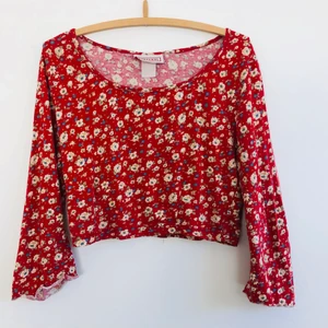 Blommig croptop, retro! - Mjuk och skön topp, kort i midjan och avklippta ärmar. Köpt på loppis