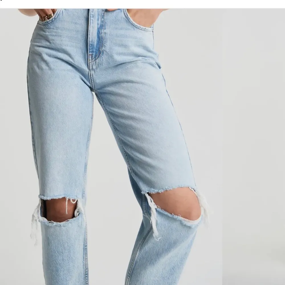 Ett par ljusblåa jeans från Gina Tricot med storleken 32. Säljer den pågrund av att den är för stor i midjan för mig, har använt några få gånger så den har inga fläckar (första bilden är lånad). Jeans & Byxor.