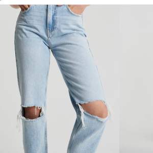Ett par ljusblåa jeans från Gina Tricot med storleken 32. Säljer den pågrund av att den är för stor i midjan för mig, har använt några få gånger så den har inga fläckar (första bilden är lånad)