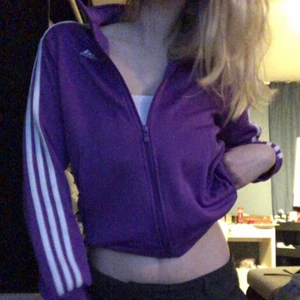 Adidas - Lila adidas tröja i vintage modell som inte säljs längre, super fint skick å så snygg, passar XXS-S💜⚡️