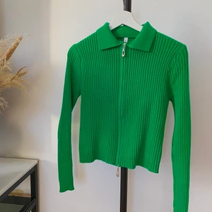 Grön stickad tröja - Grön stickad tröja i härlig grönfärg. St S