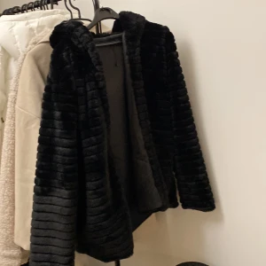 Pälsjacka - Jättemysig fejkpäls jacka. Använd ett fåtal gånger.