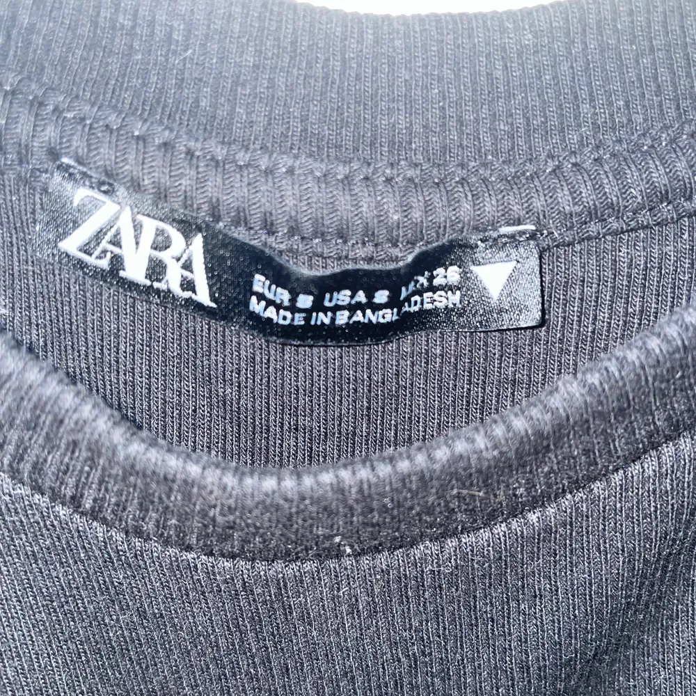 Säljer denna extremt snygga volang tröjan från zara i storlek S. Säljer då den inte kommer till användning. Kontakta mig vid intresse! . Toppar.