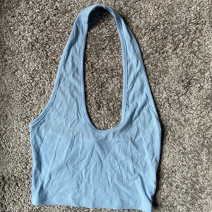 Halter neck topp - Tunn ribbad halterneck top i stretchigt material, skriv för fler bilder eller info🥰