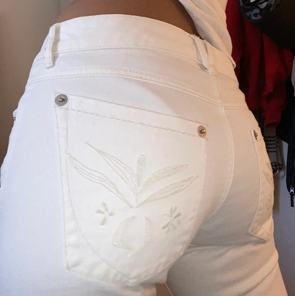 Mango basics, jeans white st38:) bootcut :)     📌Midjemått≈ 83cm 📌innerbenslängd≈ 82,5.              150kr. Jeans & Byxor.