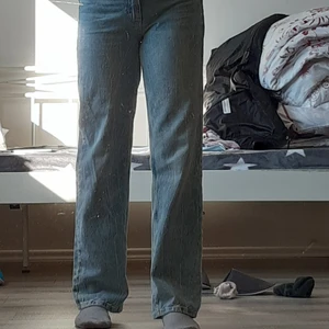 Bershka byxor - Superfina jeans från berskha de har inte alls blivit så mycket använda max 5 gånger. Tyvärr så har de fått ett hål som nu dock är fixat 👍🏻man kan inte se hålet ser mer ut som att de är gjorda så 🌸👍🏻