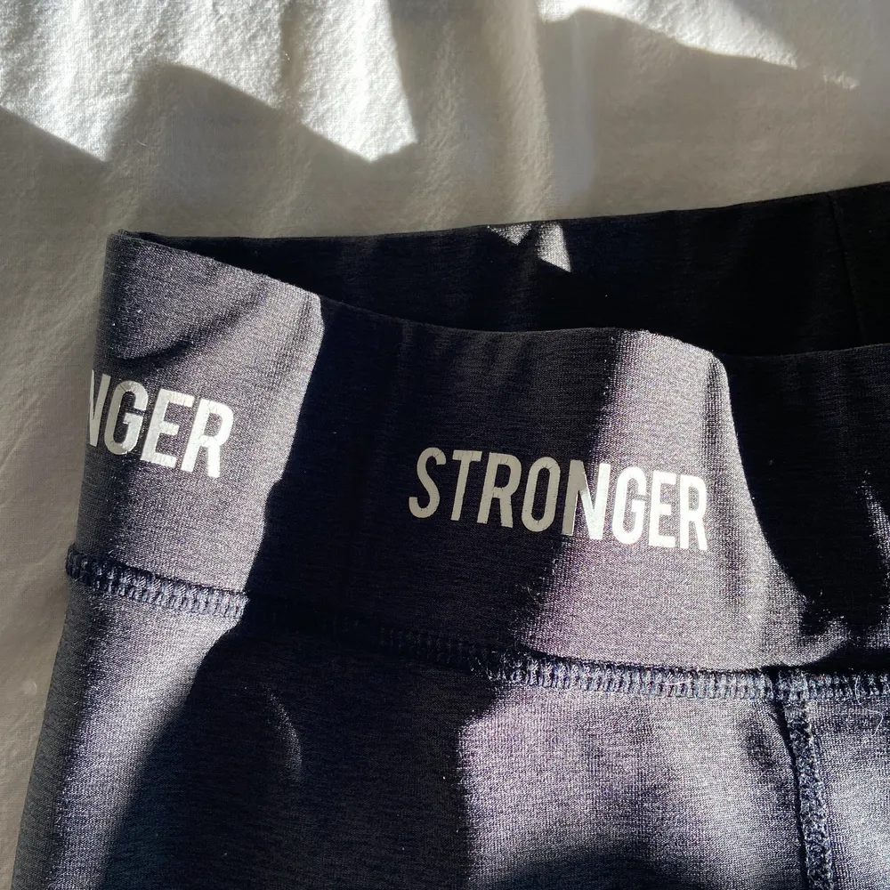 Stronger tränings byxor, storlek xs/s. Skriv för frågor . Jeans & Byxor.