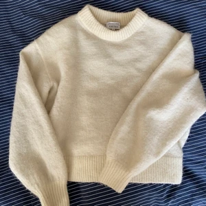 Tröja - Jättefin stickad tröja från & Other stories! Storlek xs men passar mig som har storlek S, kan vara lite stickig om man inte har något under men annars är de inga problem!🤍💖 STÅR DET INTE SÅLD PÅ ANNONSEN FINNS DEN FORTFARANDE KVAR!!!