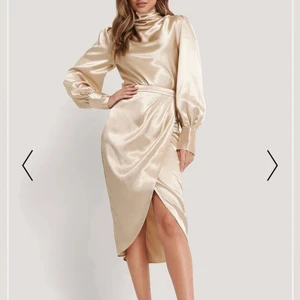 Blus + Kjol Set - Säljer denna otroliga snygga set från NAKD, blus och kjol i storlek 34 sparsamt använd, inget att anmärka på. Köparen står för frakten alternativt möts upp.