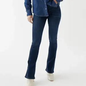 Ginas modell, Natasha bootcut jeans i mörkblå, säljs inte längre i butik. Aldrig använda och säljer då dem är för små, något stretchiga. Köparen står för frakten 