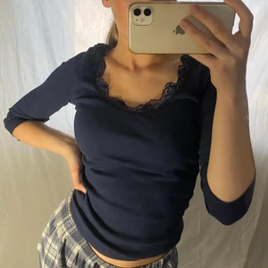 Spets topp - Säljer denna superfina spets tröja i fint skick, storlek xs💞 BUD:220kr