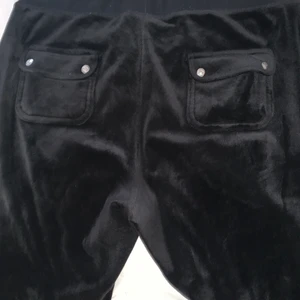 Juicy couture  - Hej! Säljer min juicy (Svart) i storleken XL, den är i bra skick använd 4-6 gånger säljer den pågrund av ska köpa i en annan färg och därför säljer jag den 