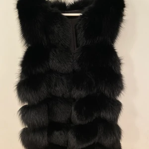 Pälsväst - Svart pälsväst som passar bra till våren och hösten. Västen är i bra kvalite och har inga skador. Pälsen är även fluffig. Passar xs eller en mindre S. Nypris va 2500 och köpt i Garoff.