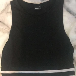 Träningstopp - En tränings tröja, jätte skön i materialet, använd 2 gånger typ men säljer för används ej🙂