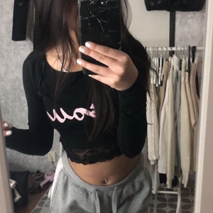 långärmad tröja - långärmad tröja med spetskant och rosa tryck. storlek s