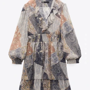 Zara klänning  - Aldrig använd, prislapp kvar. Så fin!!❤️