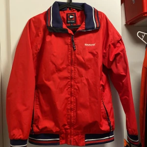 Marine jacka - En jacka som passar höst och vår tiderna väldigt bra.